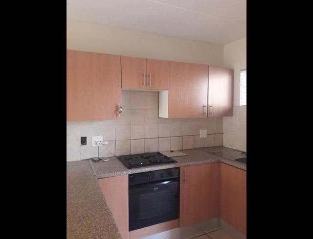 2 BEDROOM TOWNHOUSE FOR SALE IN VANDERBIJLPARK SE 4